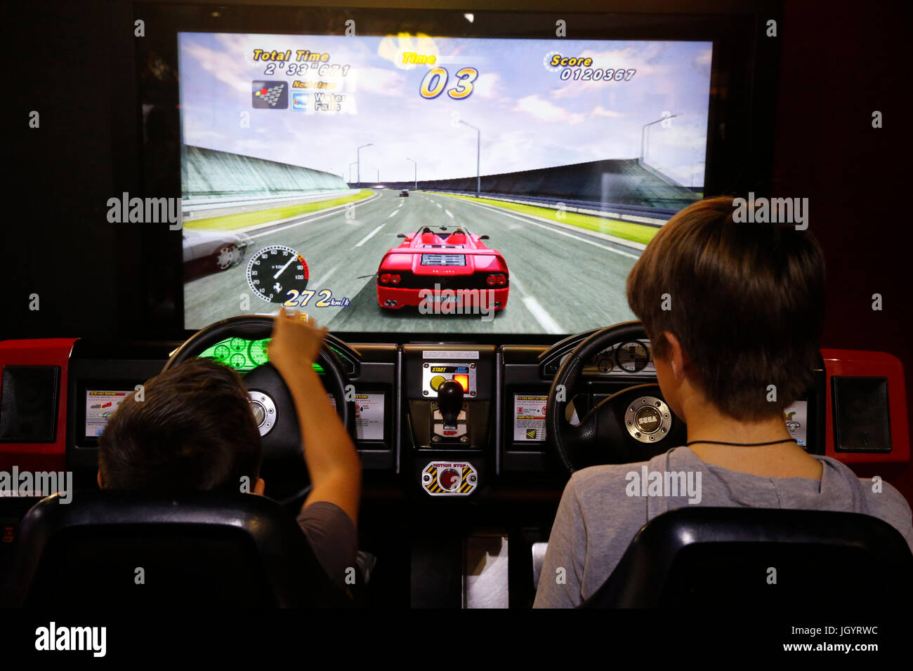 Des garçons jouent à un jeu vidéo. La France. Banque D'Images