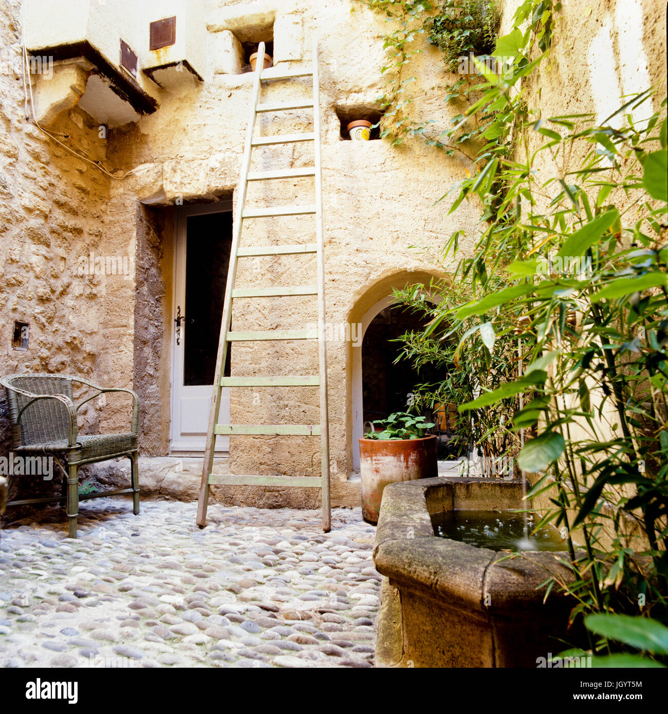 Fontaine à eau sur un patio pavé Banque D'Images