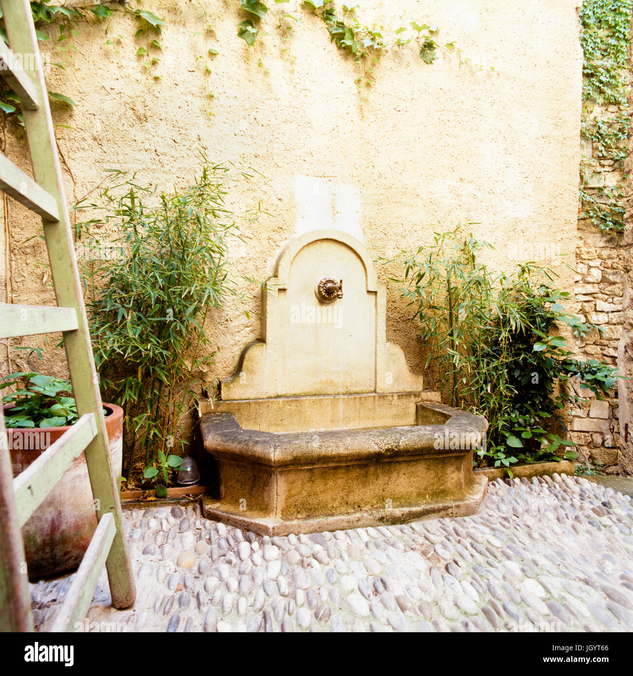 Fontaine à eau sur un patio pavé Banque D'Images