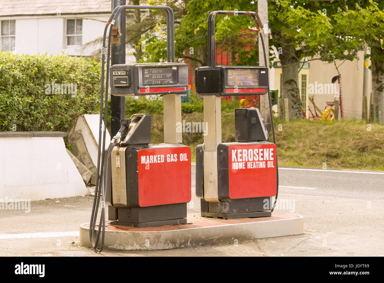 Pétrole et gaz marqué des pompes à huile de chauffage au kérosène à une  station essence neat à Carrickart Irlande Donegal Photo Stock - Alamy