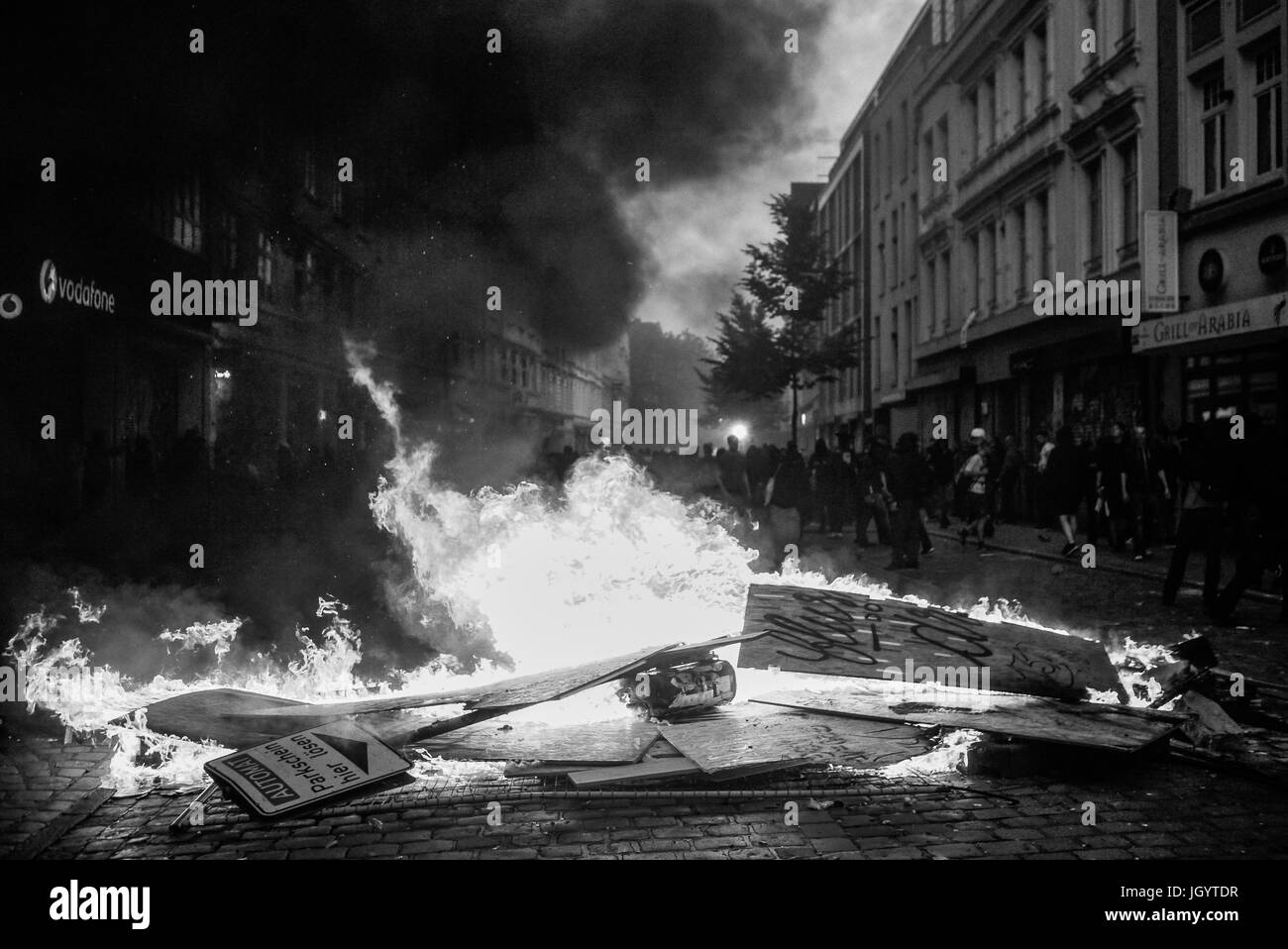 Black Bloks provoquer de violentes émeutes à Hambourg (Allemagne) pour protester contre le sommet du G20 Banque D'Images