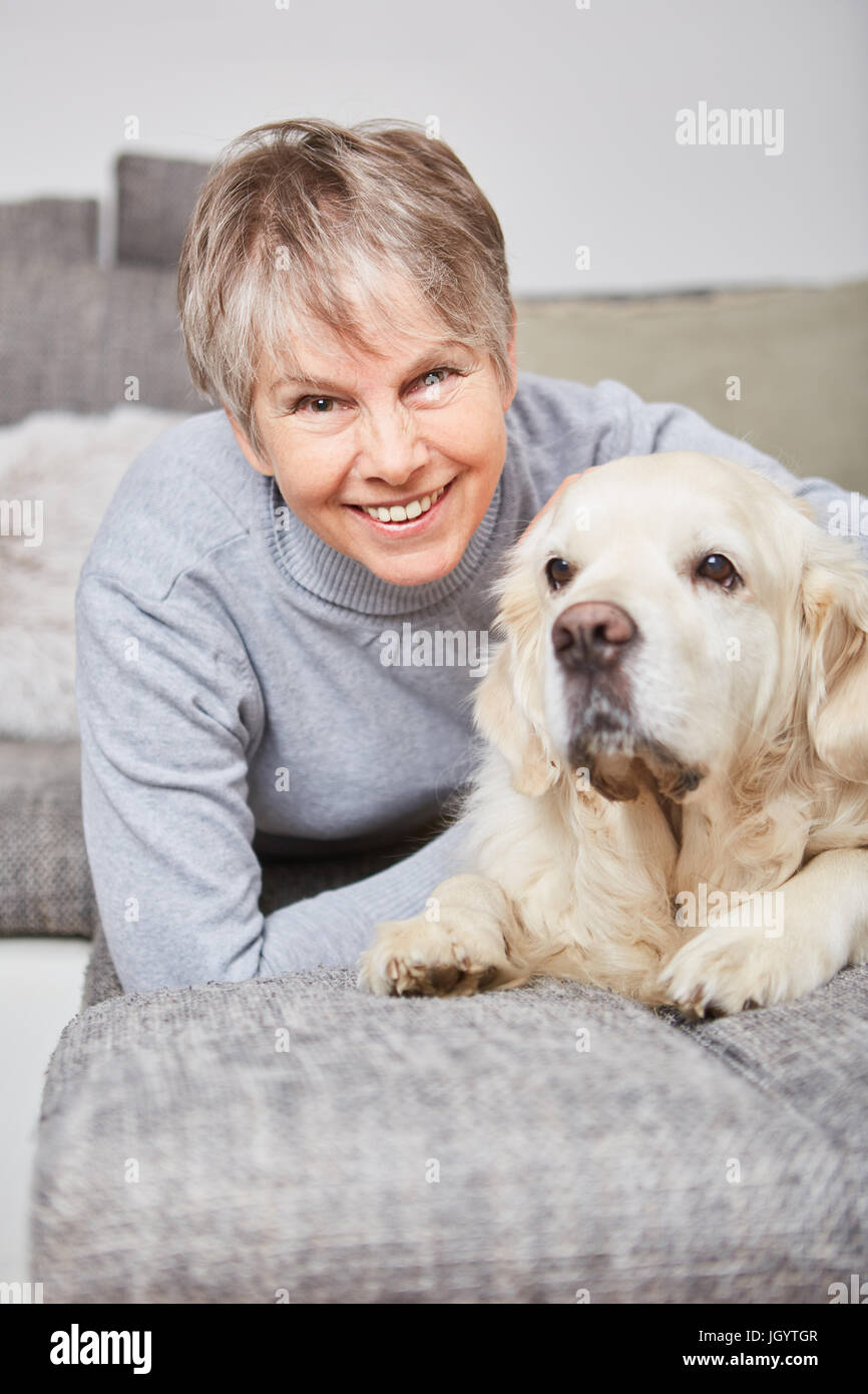 Happy senior woman with dog ensemble dans l'amitié Banque D'Images