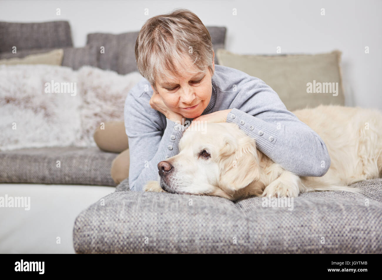 Lonely Woman câlins avec chien animal sur la table Banque D'Images
