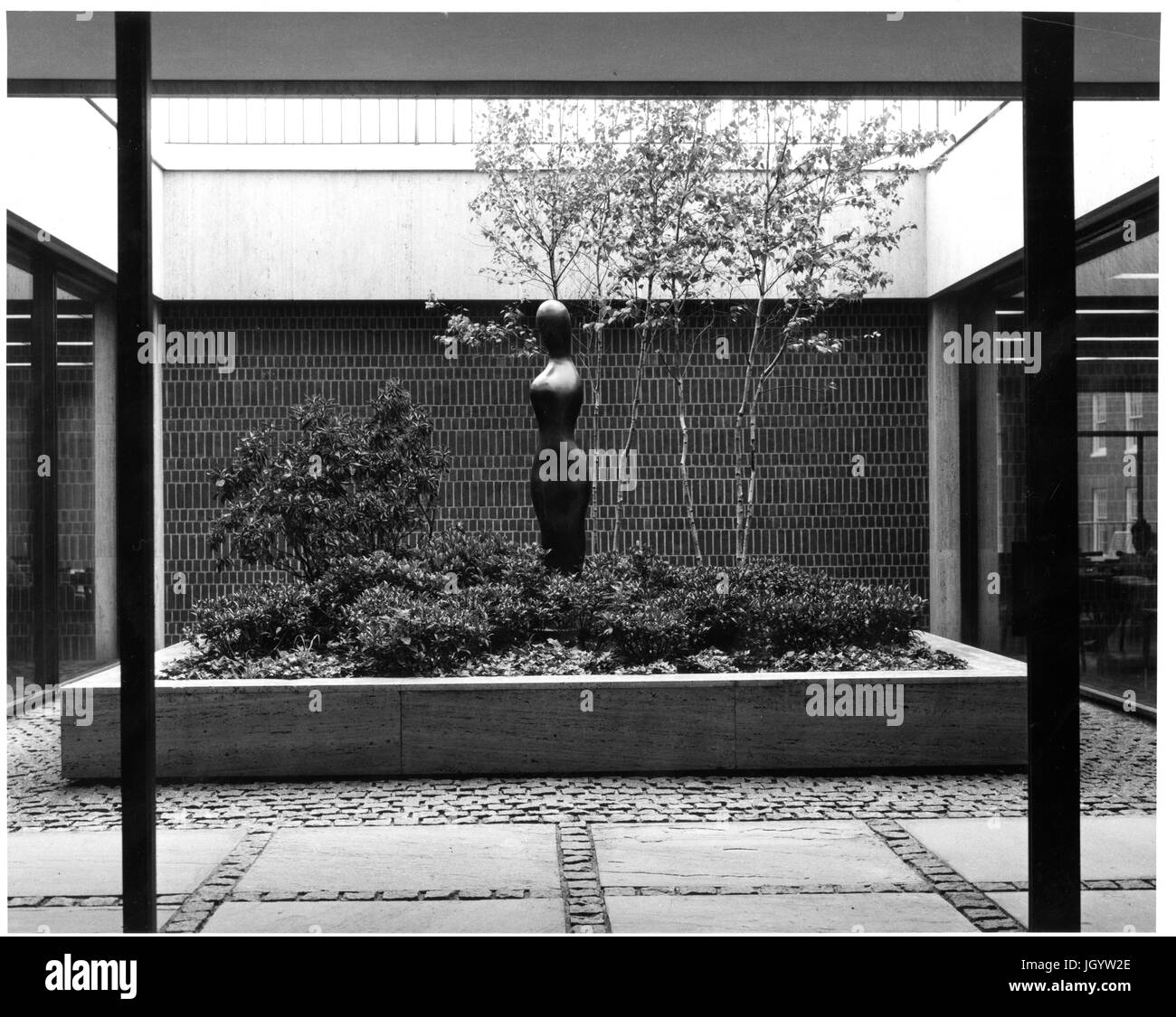 Vue sur cour intérieure, avec une sculpture et aménagé d'arbres et d'arbustes, à la Milton Eisenhower S Bibliothèque de l'Université Johns Hopkins, à Baltimore, Maryland, 1965. Banque D'Images