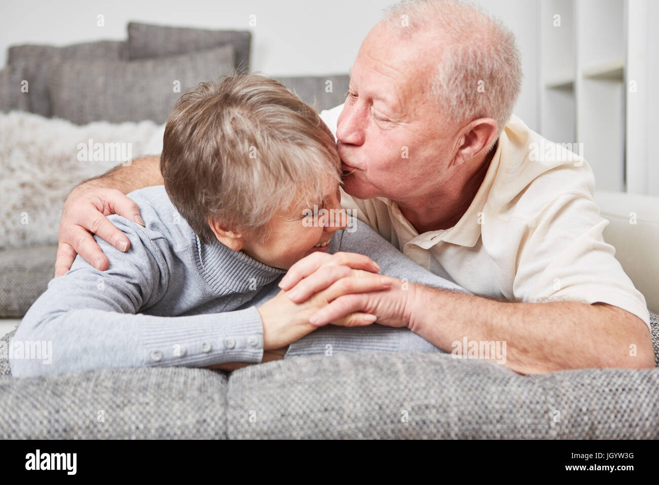 Les Aines Partagent Un Baiser D Amour En Couple Et Le Partage D Un Calin Photo Stock Alamy Les Aines Partagent Un Baiser D Amour En Couple Et Le Partage D Un Calin Photo Stock Alamy