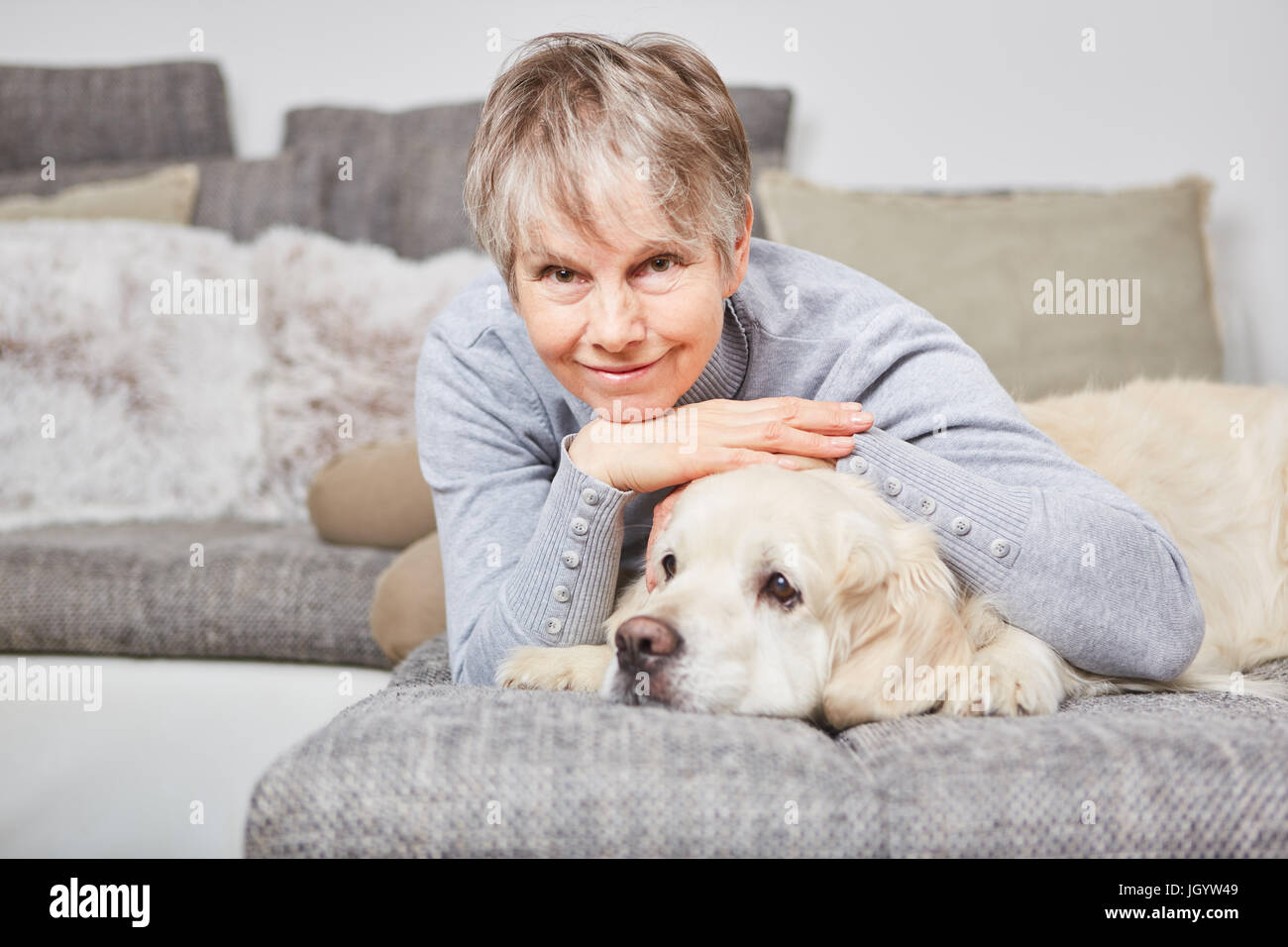 La solitude la thérapie pour femme avec chien de câlins avec Golder Retriever Banque D'Images