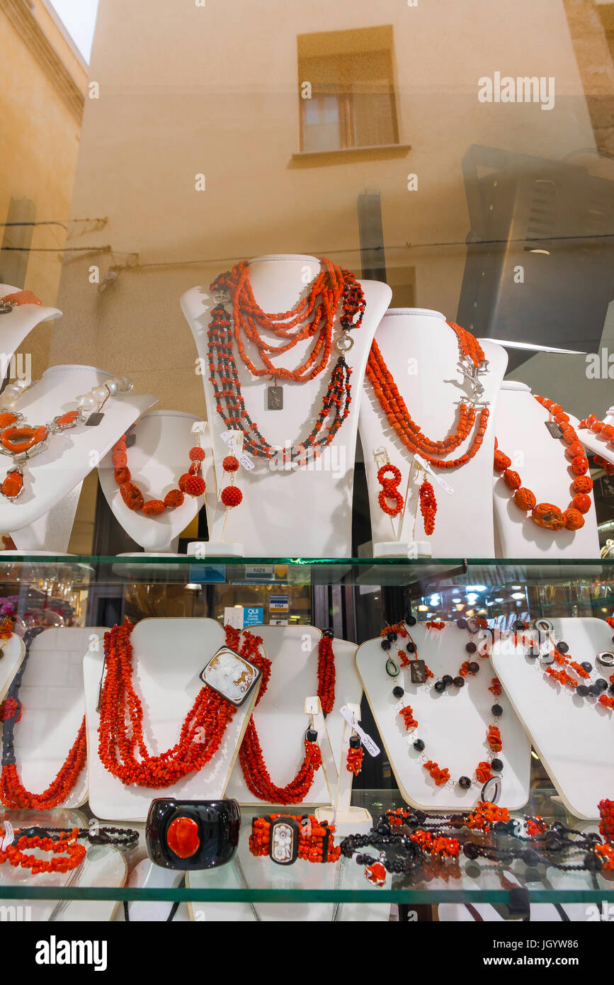 Les bijoux, une exposition de bijoux de corail en vente dans une boutique dans la vieille ville d'Alghero en Sardaigne. Banque D'Images