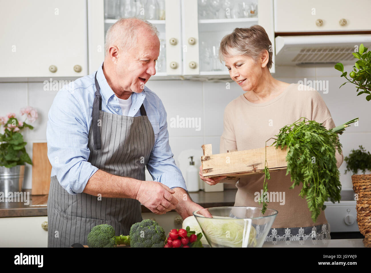 Senior couple cooking aliments sains dans la cuisine Banque D'Images