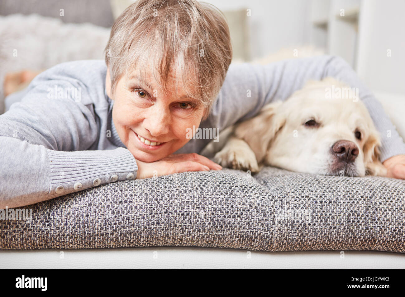 Senior woman câlins avec chien en amis Banque D'Images