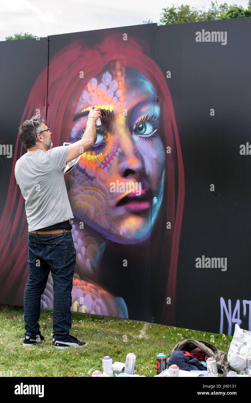 Artiste graffiti peint un tableau à la Coventry Godiva Music Festival 2017 Banque D'Images
