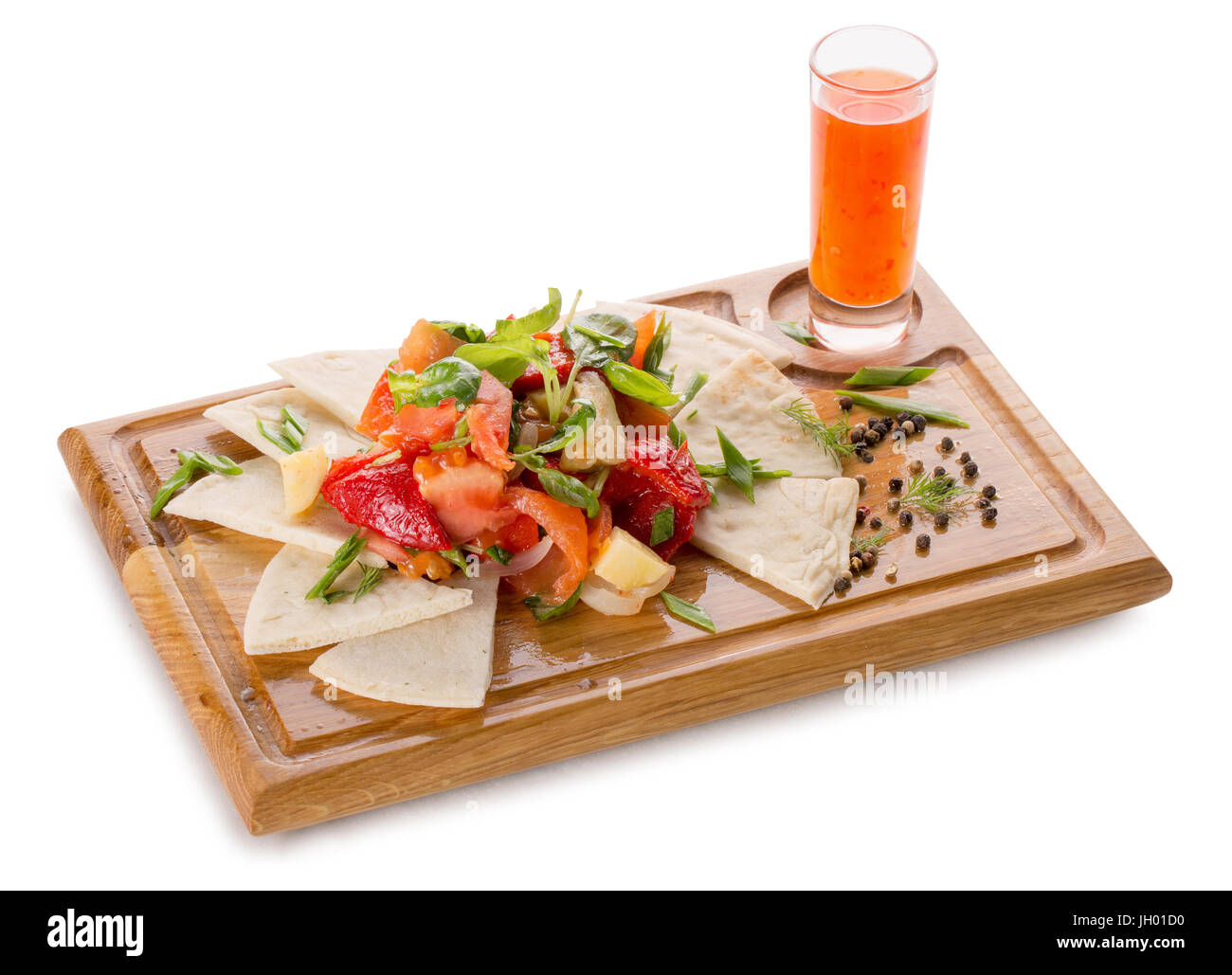 Légumes frais avec pita sur une planche de bois. Banque D'Images