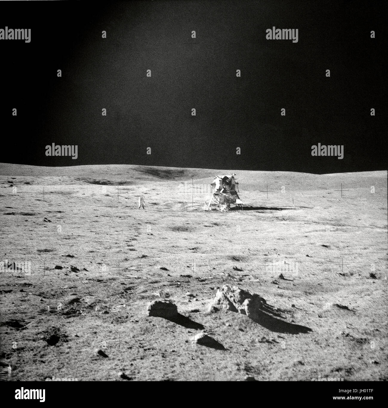 APOLLO 14 sur EVA. L'astronaute Edgar D. Mitchell, pilote du module lunaire, photographié cette vue panoramique montrant d'autres lune-explorer l'astronaute Alan B. Shepard, Jr., commandant de la mission Apollo 14, et le module lunaire (LM). Un petit groupe de rochers et un peu d'impressions effectuées par le lunar pour chaussures de Mitchell sont au premier plan. Mitchell était debout dans le champ de blocs, situé à North by Northwest du LM, lorsqu'il a pris cette photo pendant la deuxième Apollo 14 activité extravéhiculaire (EVA-2), le 6 février 1971. Alors que l'astronaute Stuart A. Roosa, pilote du module de commande, est resté avec la commande un Banque D'Images