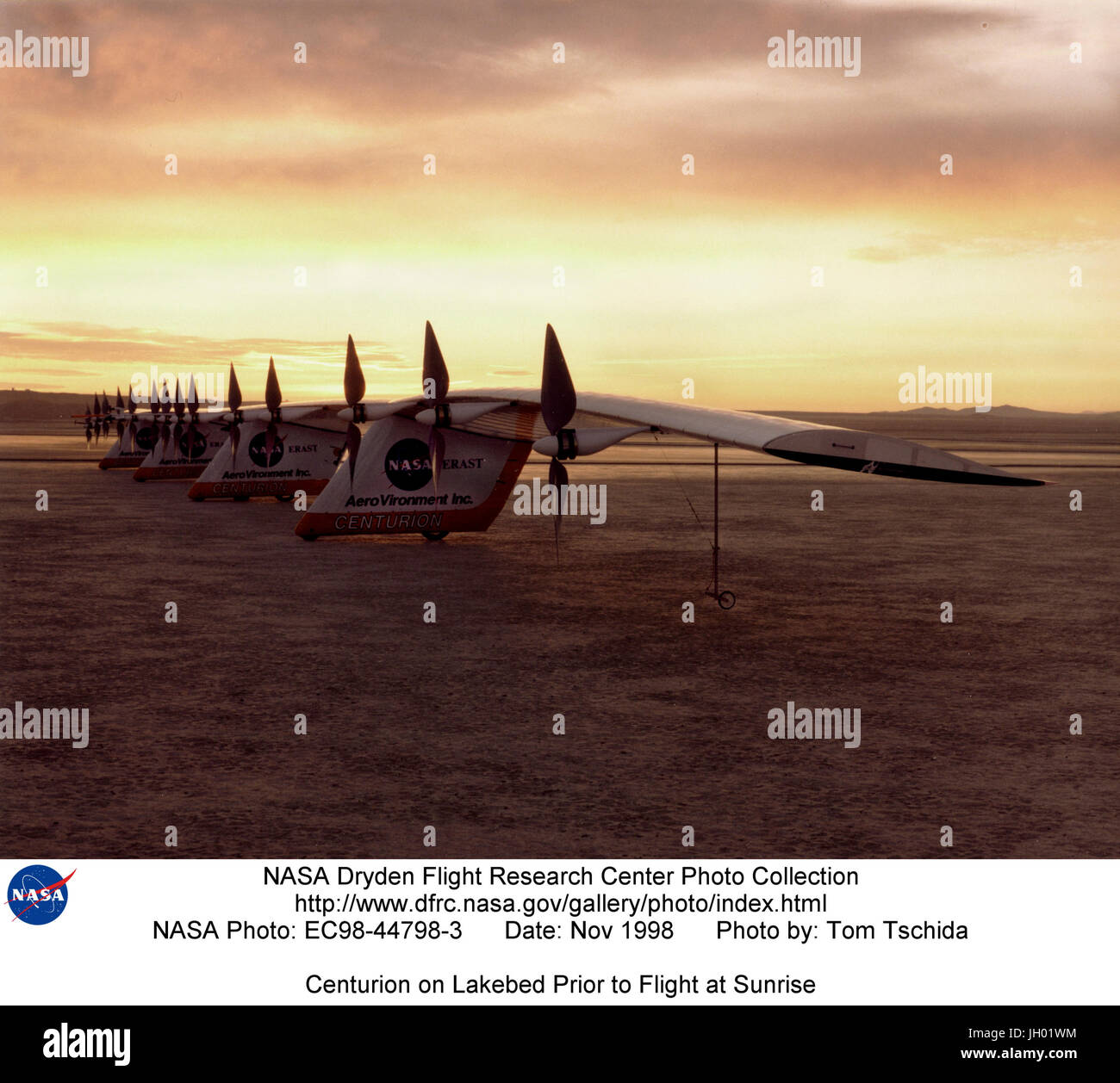 Le Centurion aile volante piloté à distance lors d'un vol d'essai au début de la matinée le Rogers Dry Lake à côté de la NASA Dryden Flight Research Center, Edwards, Californie. Le vol a été l'un des premiers éléments d'une batterie à faible altitude, de vols effectués à la fin de 1998..Centurion était un unique piloté à distance, l'avion solaire mis au point en vertu de l'aéronef de recherche de la NASA et le capteur (ERAST) Programme au Dryden Flight Research Center, Edwards, Californie. Dryden a rejoint avec AeroVironment, Inc., Monrovia, Californie, en vertu d'un commun accord de recherche parrainé par ERAST Banque D'Images