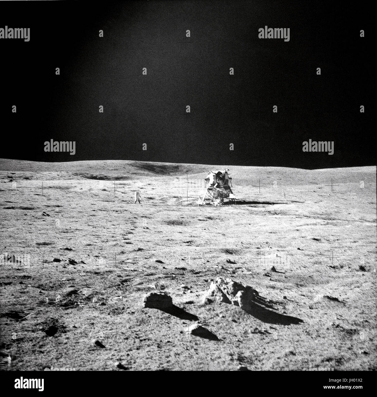 L'astronaute Edgar D. Mitchell, pilote du module lunaire, photographié cette vue panoramique montrant d'autres lune-explorer l'astronaute Alan B. Shepard, Jr., commandant de la mission Apollo 14, et le module lunaire (LM). Un petit groupe de rochers et un peu d'impressions effectuées par le lunar pour chaussures de Mitchell sont au premier plan. Mitchell était debout dans le champ de blocs, situé à North by Northwest du LM, lorsqu'il a pris cette photo pendant la deuxième Apollo 14 activité extravéhiculaire (EVA-2), le 6 février 1971. Alors que l'astronaute Stuart A. Roosa, pilote du module de commande, est restée avec la commande et modules de service (C Banque D'Images