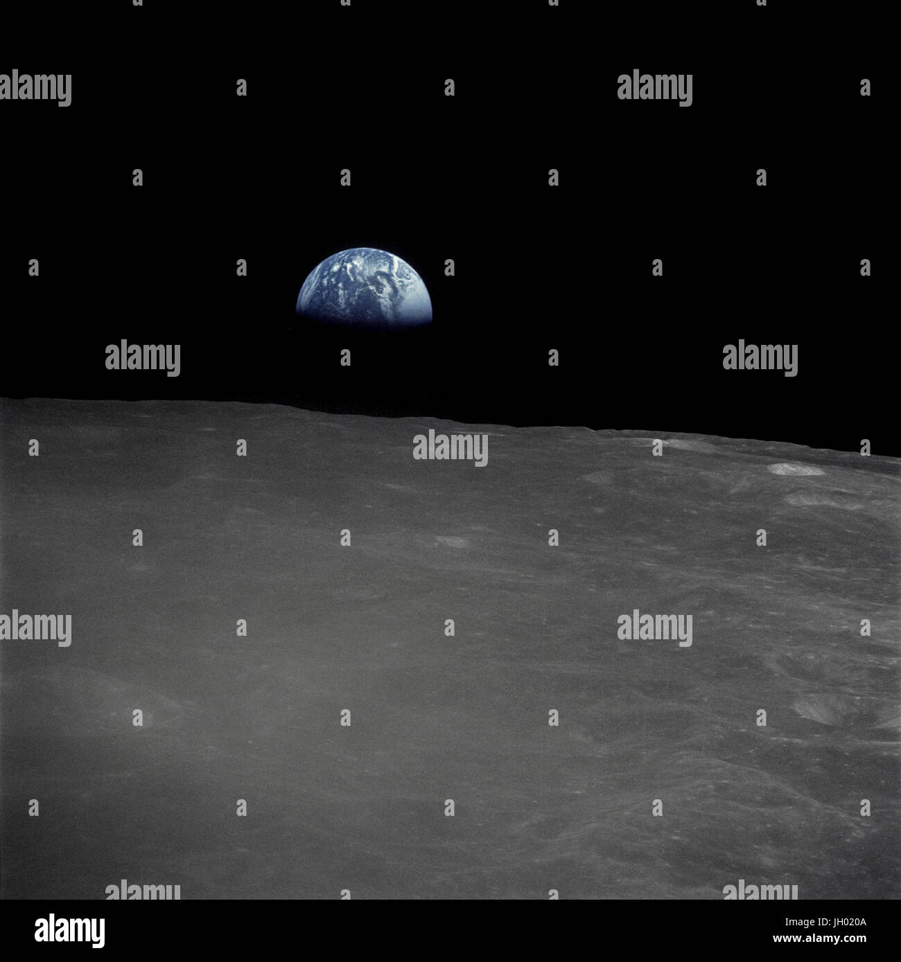 L'équipage d'Apollo 16 capturés cette Earthrise avec un appareil Hasselblad de poche pendant la deuxième révolution de la lune. Cratères identifiables vu sur la lune : Saha, Wyld et Saenger. Une grande partie du terrain qu'on voit ici n'est jamais visible depuis la Terre, comme le module de commande était de passage sur ce qu'on appelle la 'dark side' de la lune. Apollo 16 a lancé le 16 avril 1972 et s'est posé sur la lune le 20 avril. La mission a été commandée par John Young, Thomas K. Mattingly II était le pilote du module de commande et Charles M. Duc, Jr. a servi comme pilote du module lunaire. Photo : NASA Banque D'Images