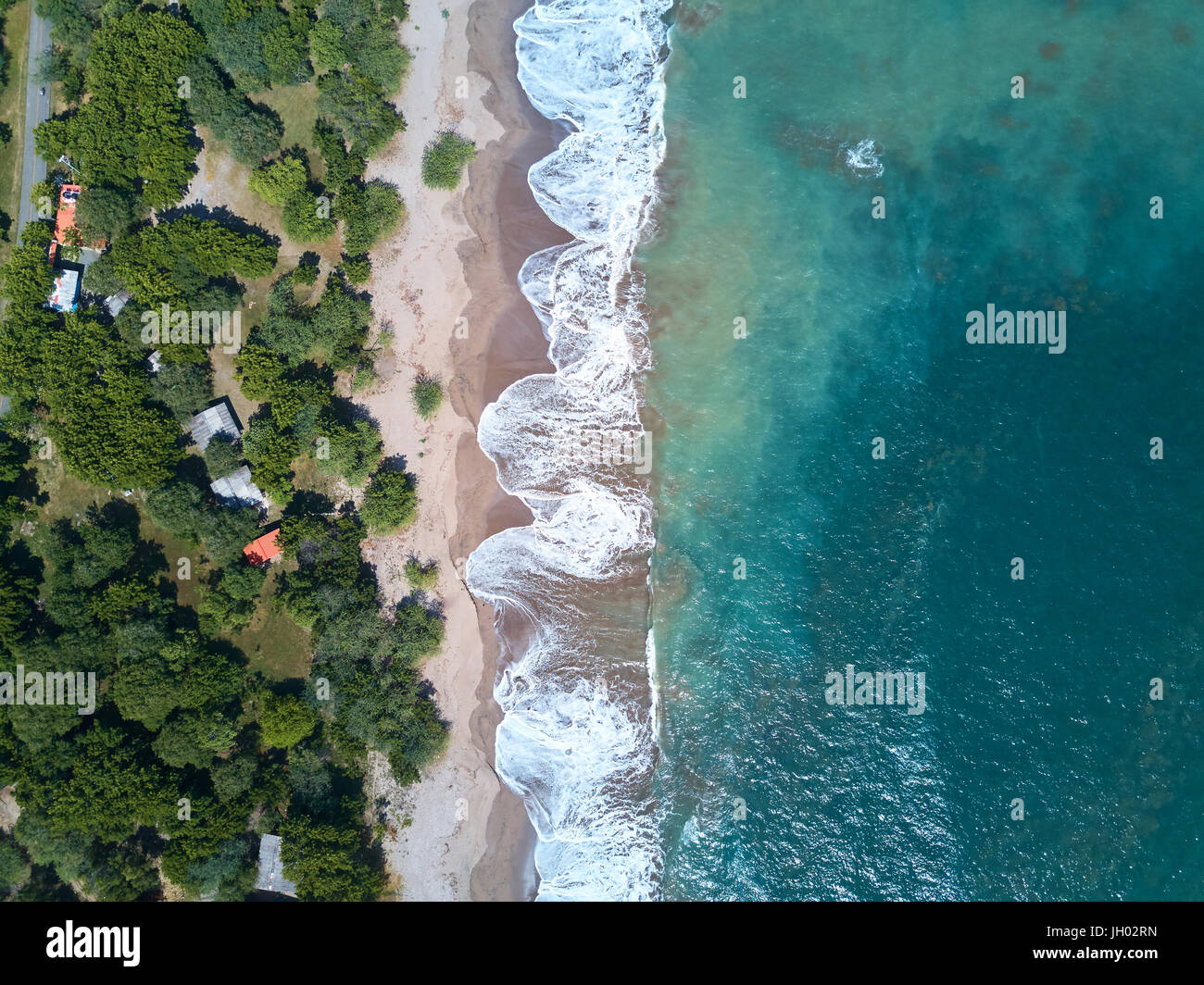 Vue sur l'eau de l'océan bleu de drone. Nature motif abstrait Banque D'Images