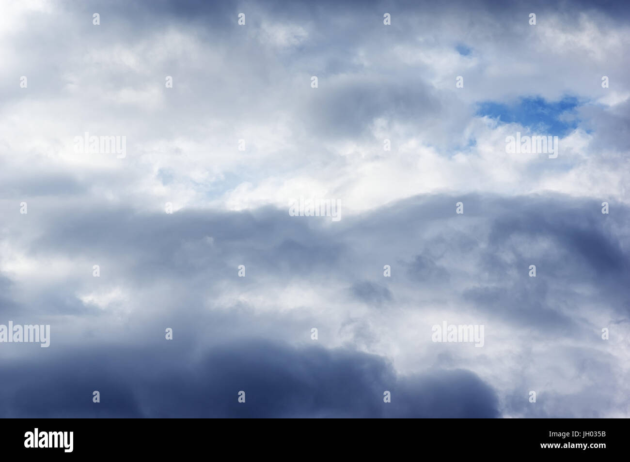 Ciel nuages ciel sombre moody Banque D'Images