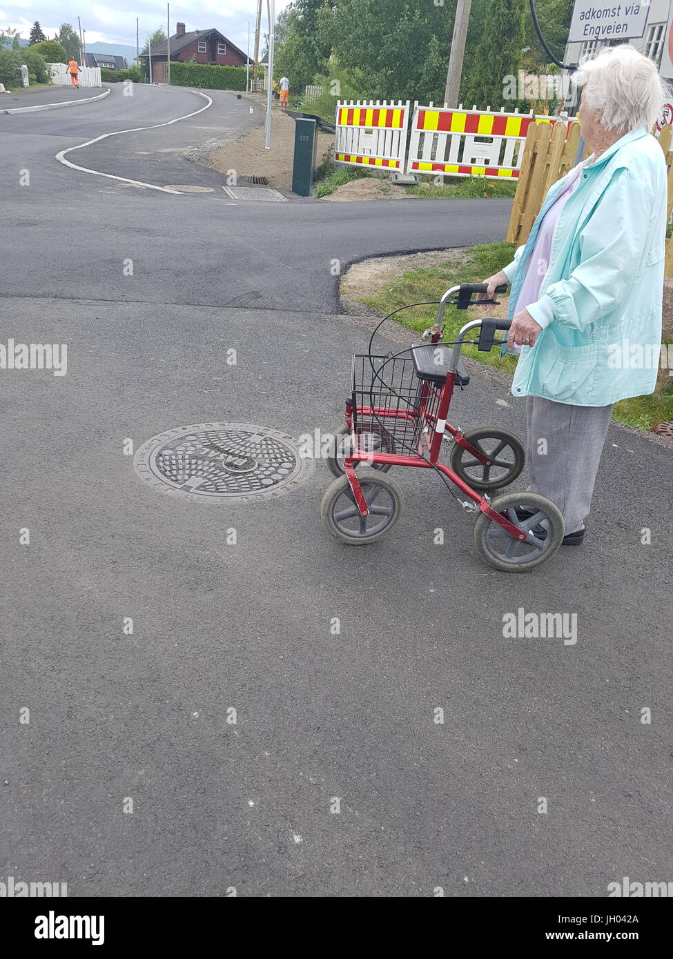 Vieille dame dans la rue où elle est née en regardant les modifications effectuées dans sa ville natale Banque D'Images