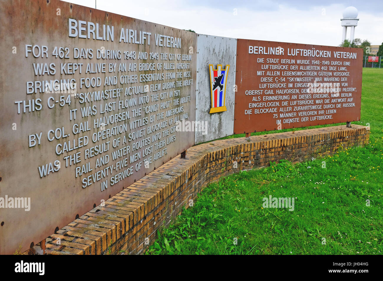 En inscription explique le Pont Aérien de Berlin et est situé sur l'ancien aérodrome Aéroport Templehof à Berlin, Allemagne maintenant un public public/espace ouvert. Banque D'Images