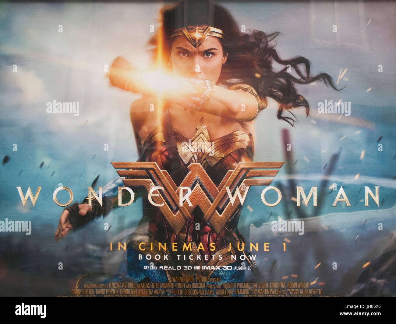 Motion photo affiche publicitaire de Wonder Woman, super héros film basé sur le personnage de DC Comics fixant Gal Gadot Banque D'Images