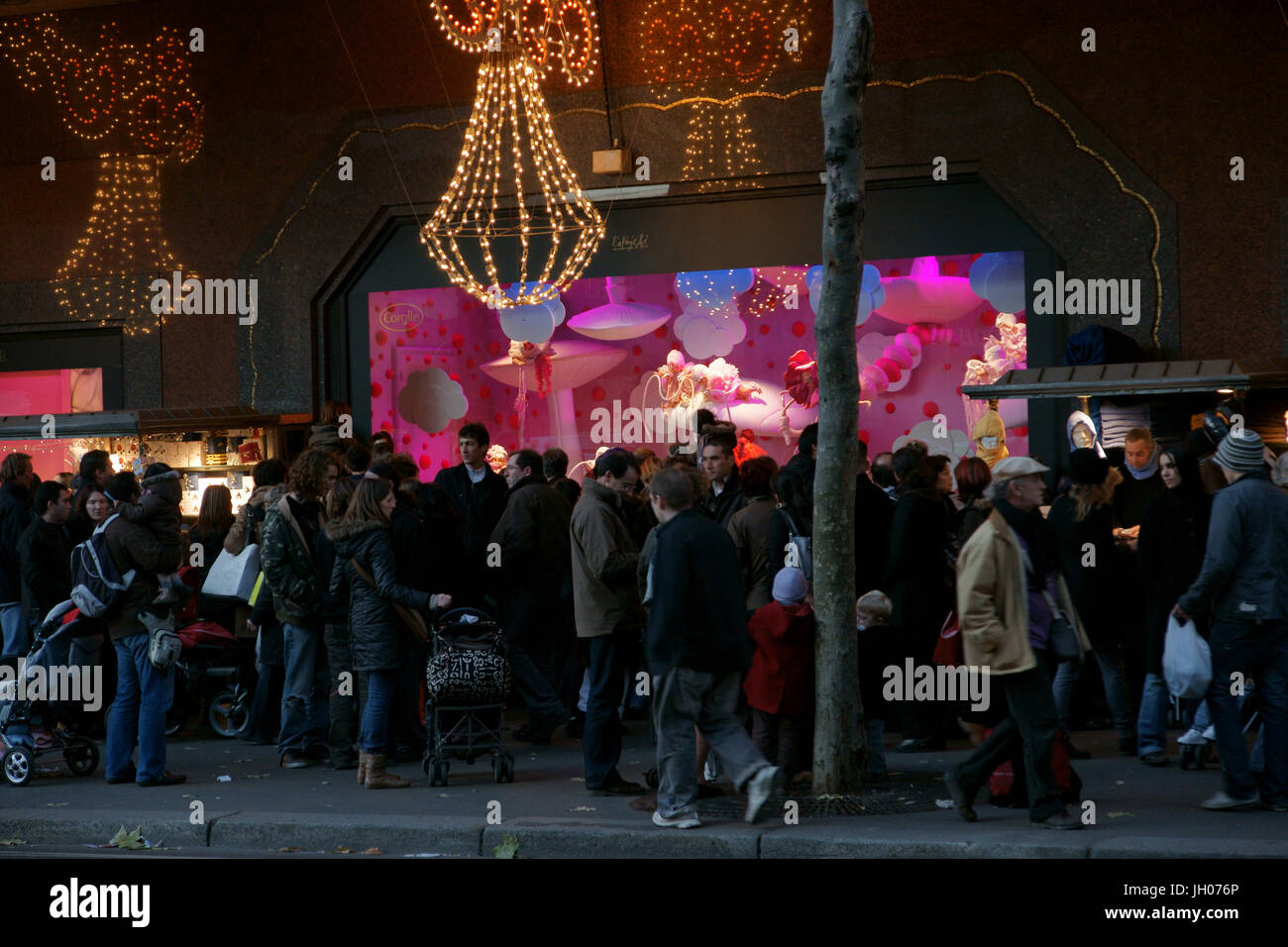Les gens, les Galeries Lafayette Haussmann, Boulevard Haussmann - 75008, (75), Paris, France Banque D'Images