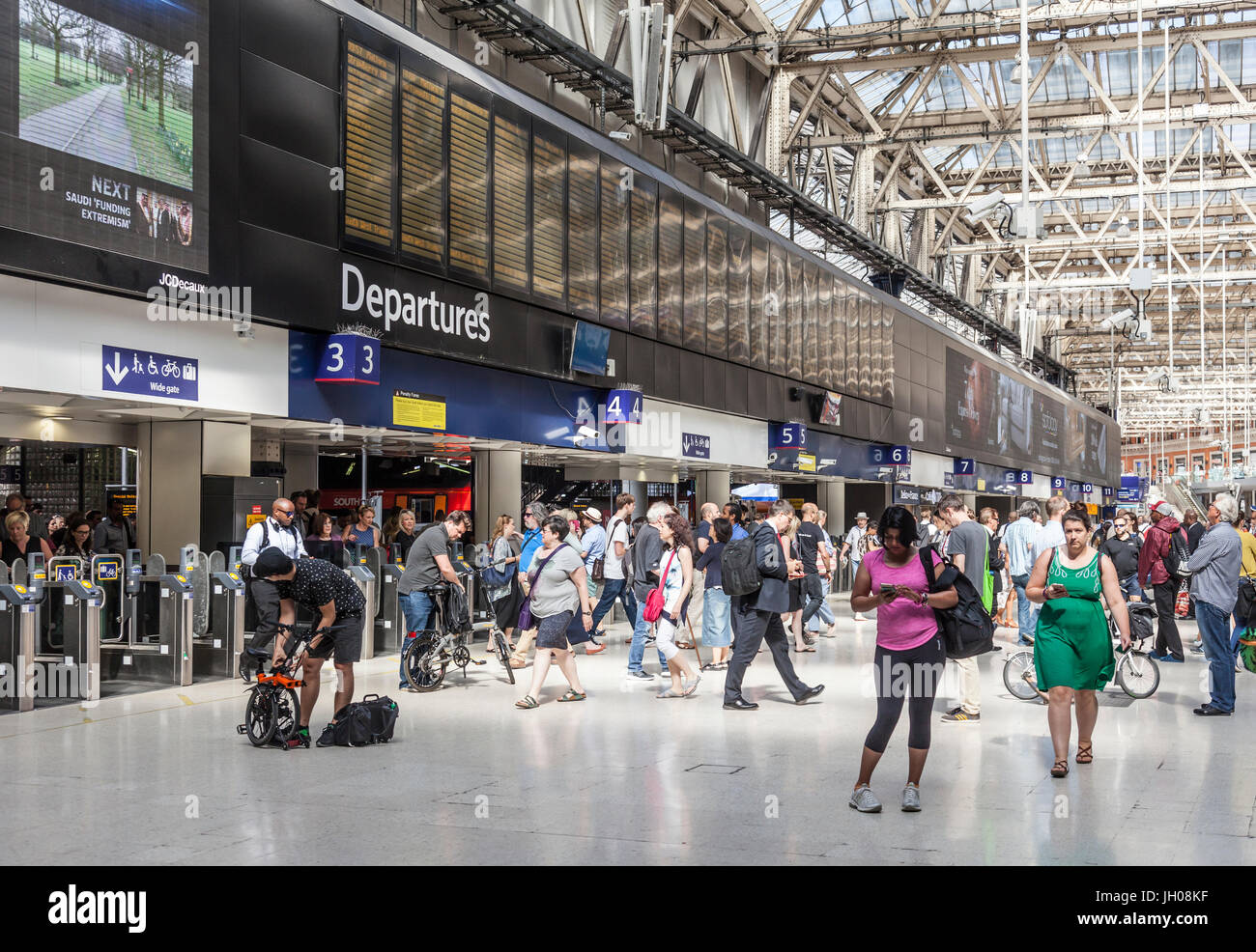 Les passagers, concourse, départs et entrées de la plate-forme à la gare de Waterloo, un grand terminal de chemin de fer à Lambeth, au centre de Londres. Banque D'Images