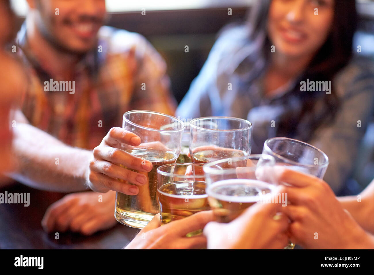 Heureux les amis de boire une bière au bar ou au pub Banque D'Images