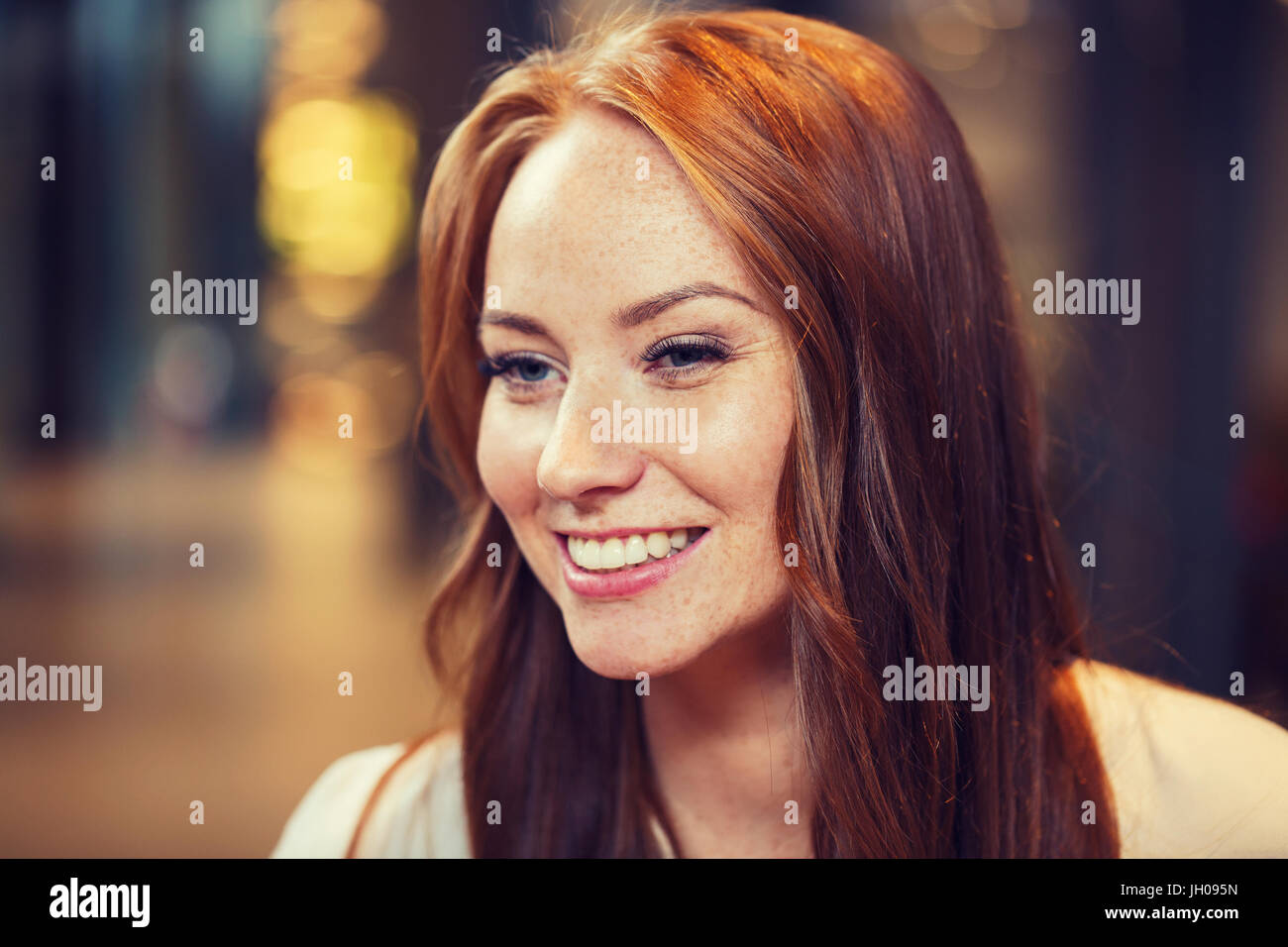 Smiling young redhead woman face Banque D'Images