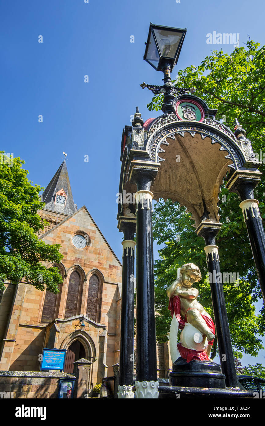 Anderson Memorial Fontaine à boire en face de la cathédrale de Dornoch, église paroissiale dans l'Église d'Écosse, Sutherland, Highland, Scotland Banque D'Images