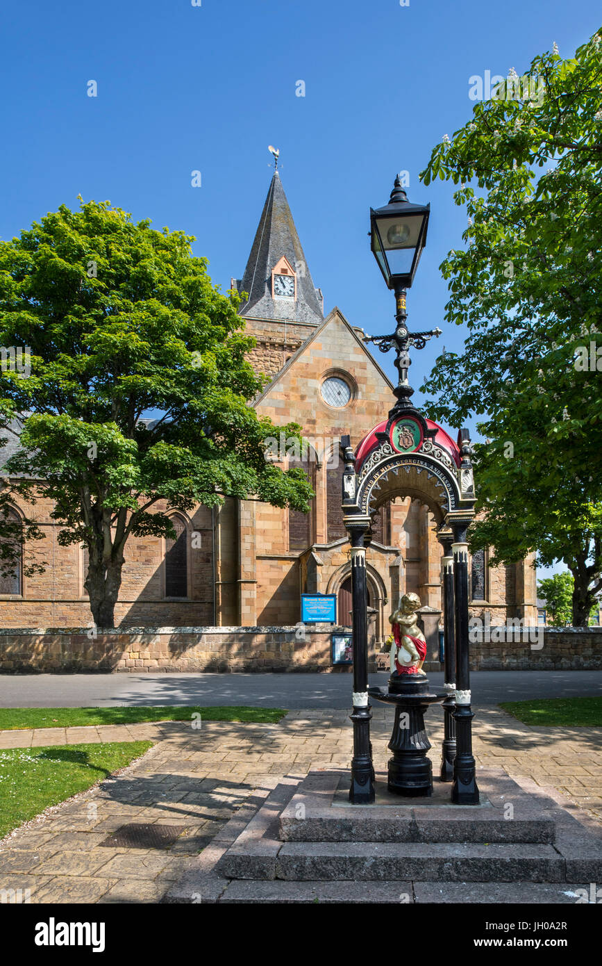 Anderson Memorial Fontaine à boire en face de la cathédrale de Dornoch, église paroissiale dans l'Église d'Écosse, Sutherland, Highland, Scotland Banque D'Images
