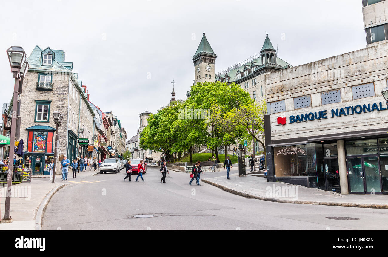 La ville de Québec, Canada - 29 mai 2017 : rue de la vieille ville panorama avec signe pour La Banque Nationale, de restaurants et d'églises Banque D'Images