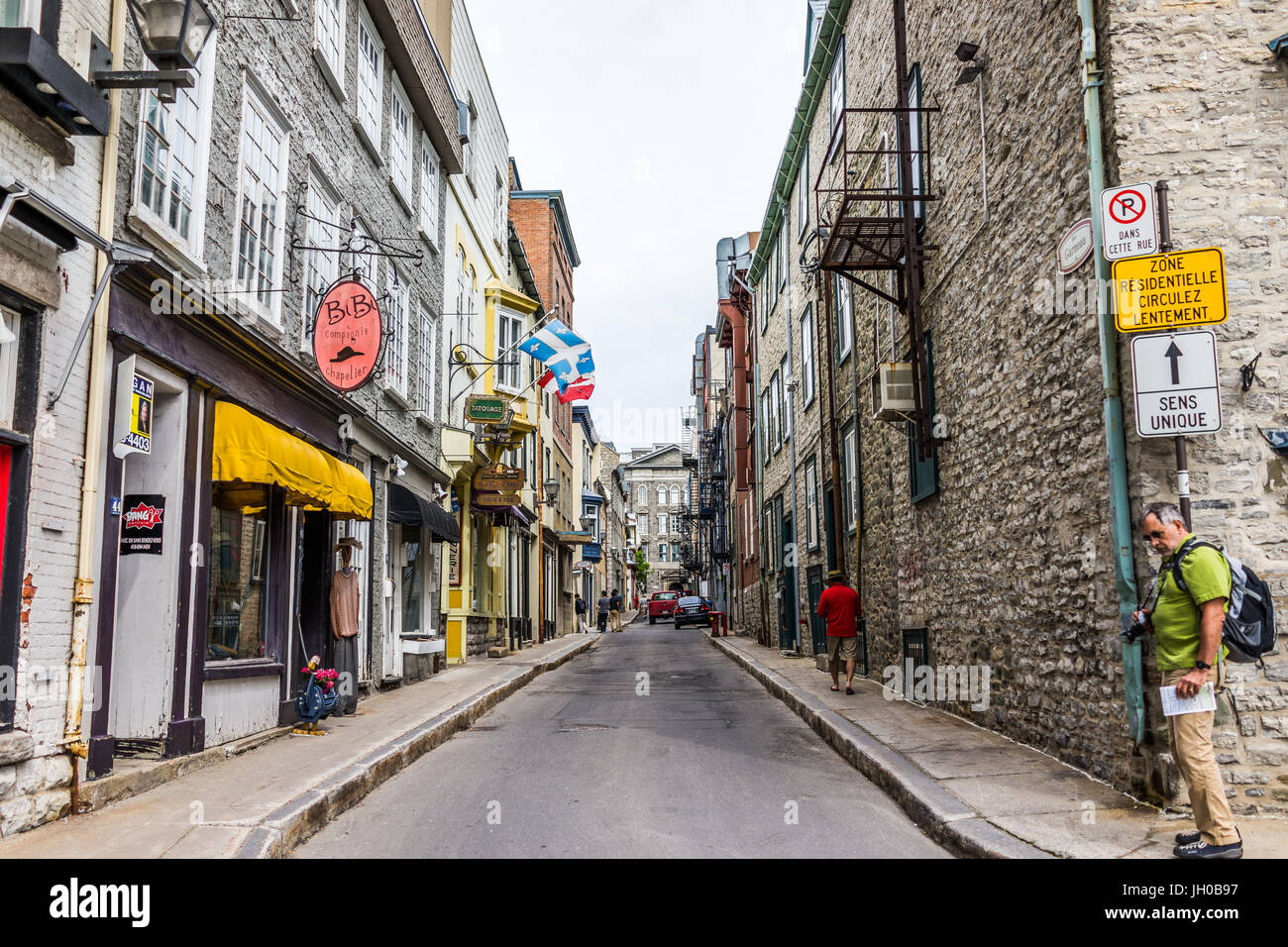 La ville de Québec, Canada - 29 mai 2017 : vieille ville alley street avec ses boutiques et magasins avec mur de pierre bâtiments Banque D'Images