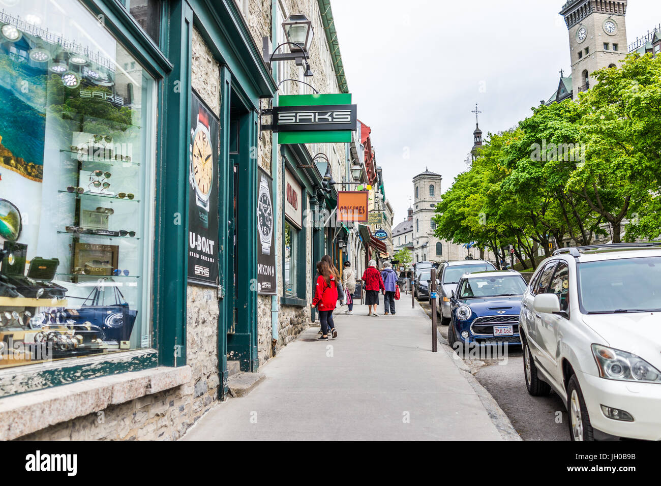 La ville de Québec, Canada - 29 mai 2017 : rue de la vieille ville avec ses boutiques et magasins avec mur de pierre bâtiments Banque D'Images