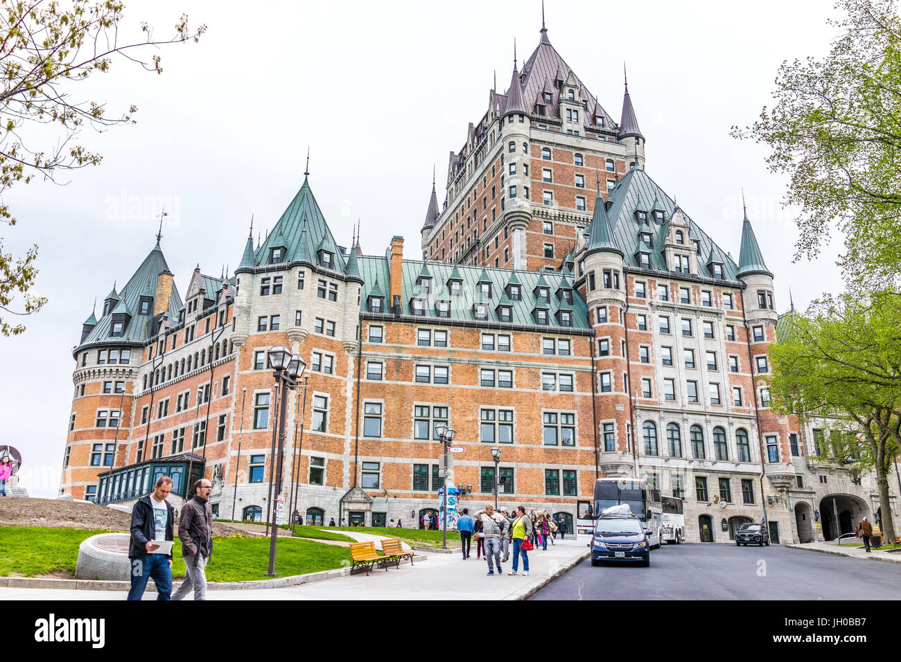 La ville de Québec, Canada - 29 mai 2017 : rue de la vieille ville avec vue sur l'hotel Chateau Frontenac avec personnes à pied Banque D'Images