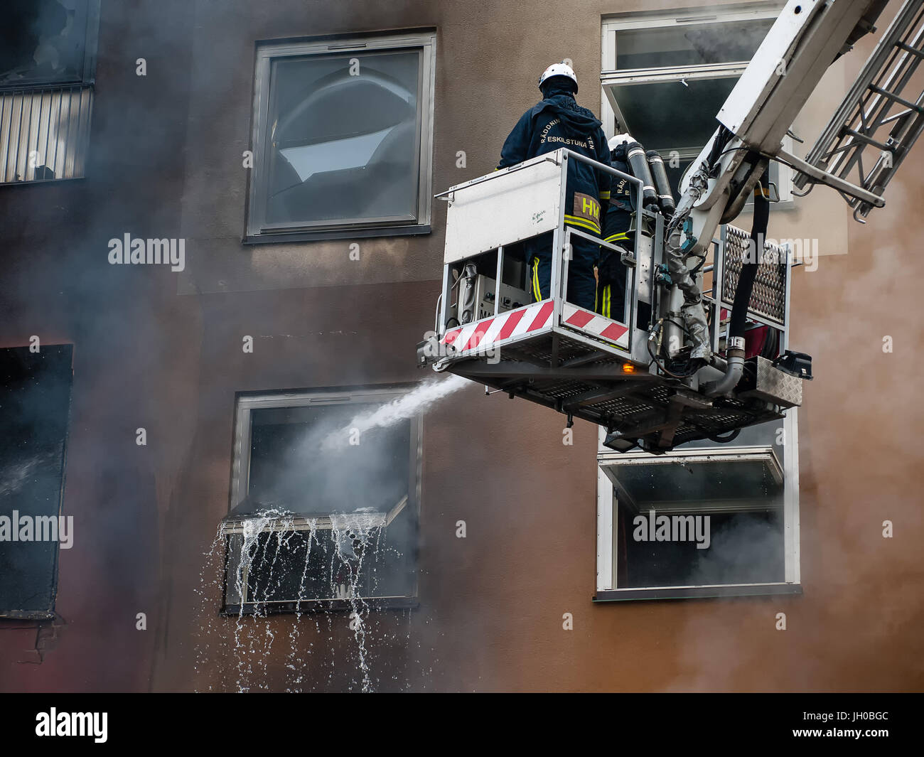 Lutte incendie. L'hôtel est en feu. Banque D'Images