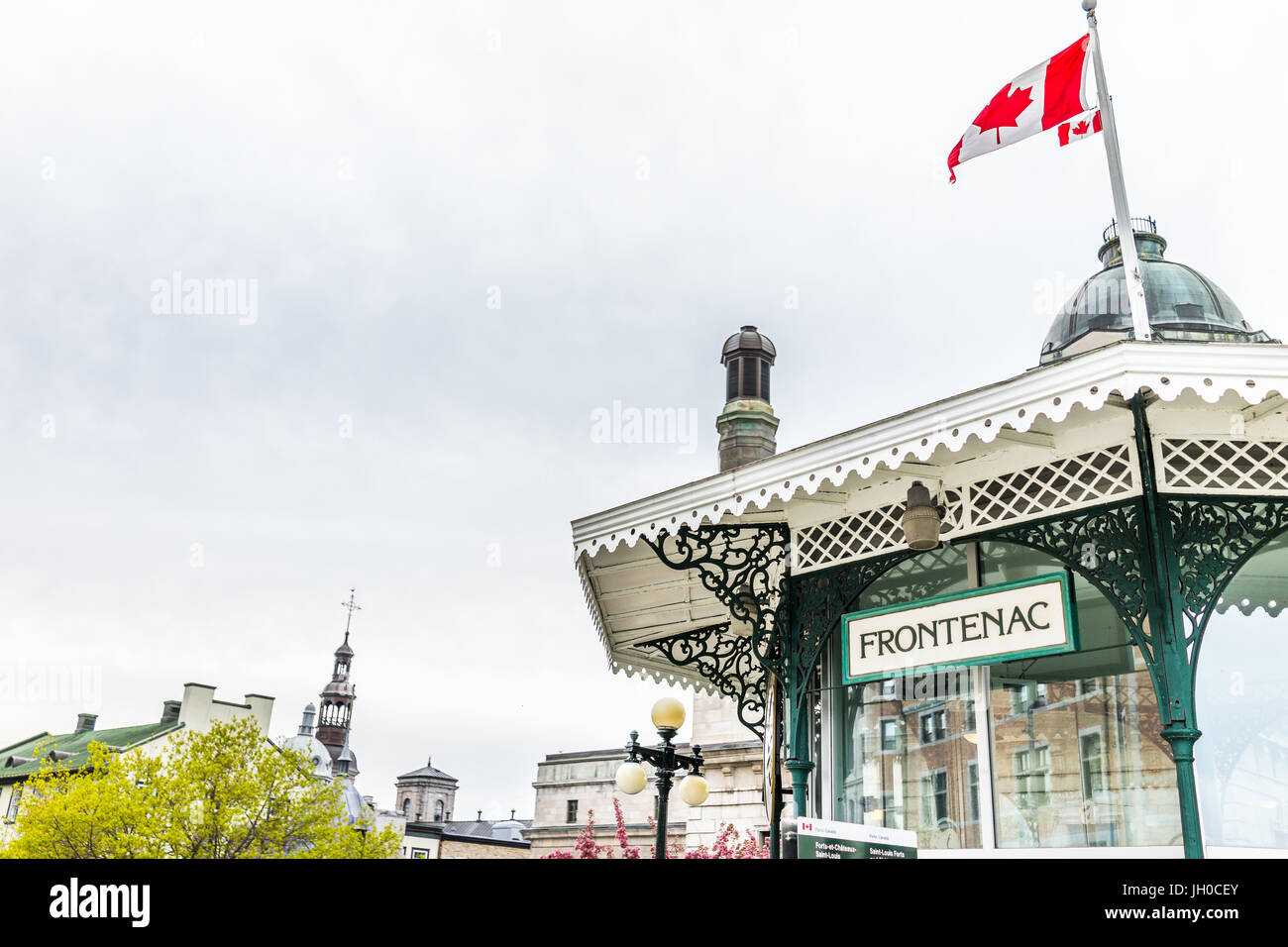 La ville de Québec, Canada - 29 mai 2017 : vue sur la vieille ville de Frontenac et signe avec le drapeau du bâtiment Banque D'Images