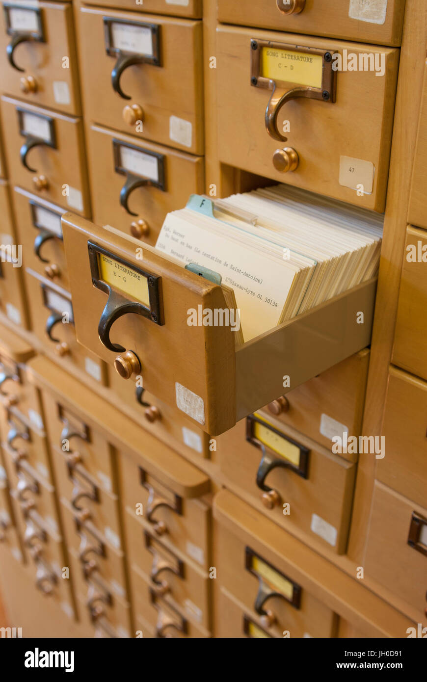 Un tiroir en bois catalogue de carte dans une bibliothèque en utilisant le Système Décimal de Dewey Banque D'Images