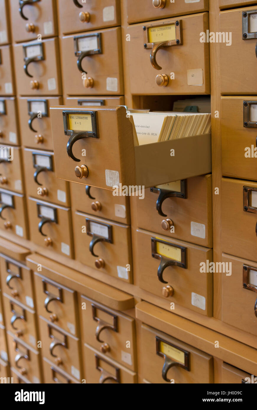 Un tiroir en bois catalogue de carte dans une bibliothèque en utilisant le Système Décimal de Dewey Banque D'Images