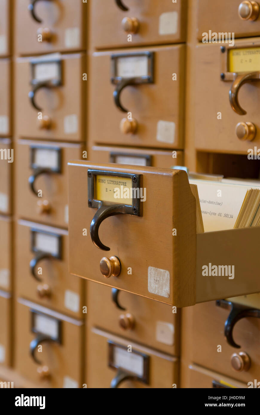 Un tiroir en bois catalogue de carte dans une bibliothèque en utilisant le Système Décimal de Dewey Banque D'Images