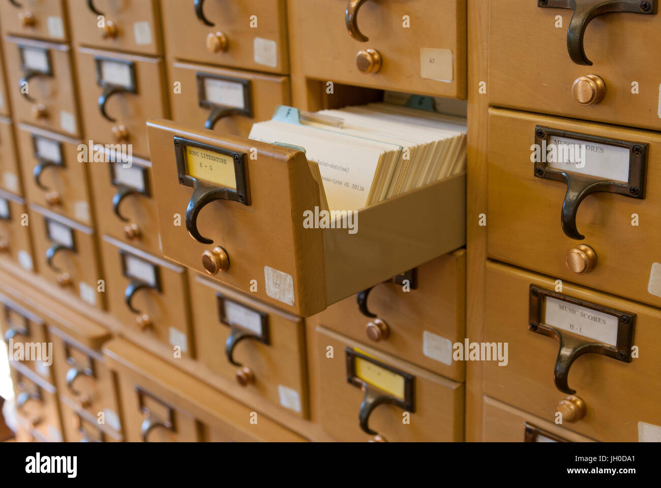 Un tiroir en bois catalogue de carte dans une bibliothèque en utilisant le Système Décimal de Dewey Banque D'Images