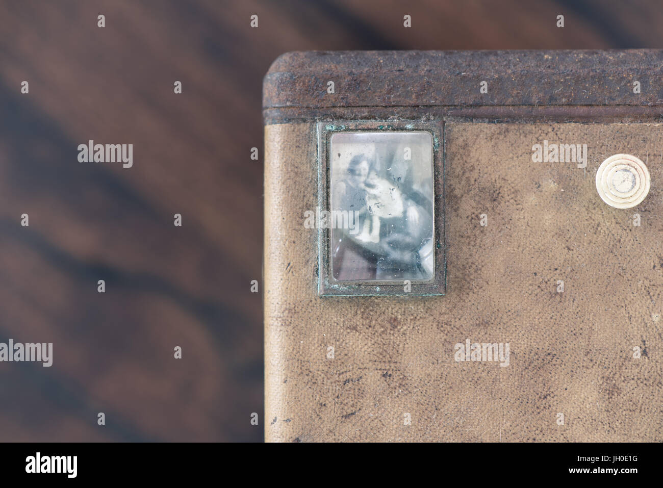 Ancien appareil photo Kodak brownie avec de vieilles photos de famille en noir et blanc. L'histoire de la famille et de l'ascendance des images. Banque D'Images