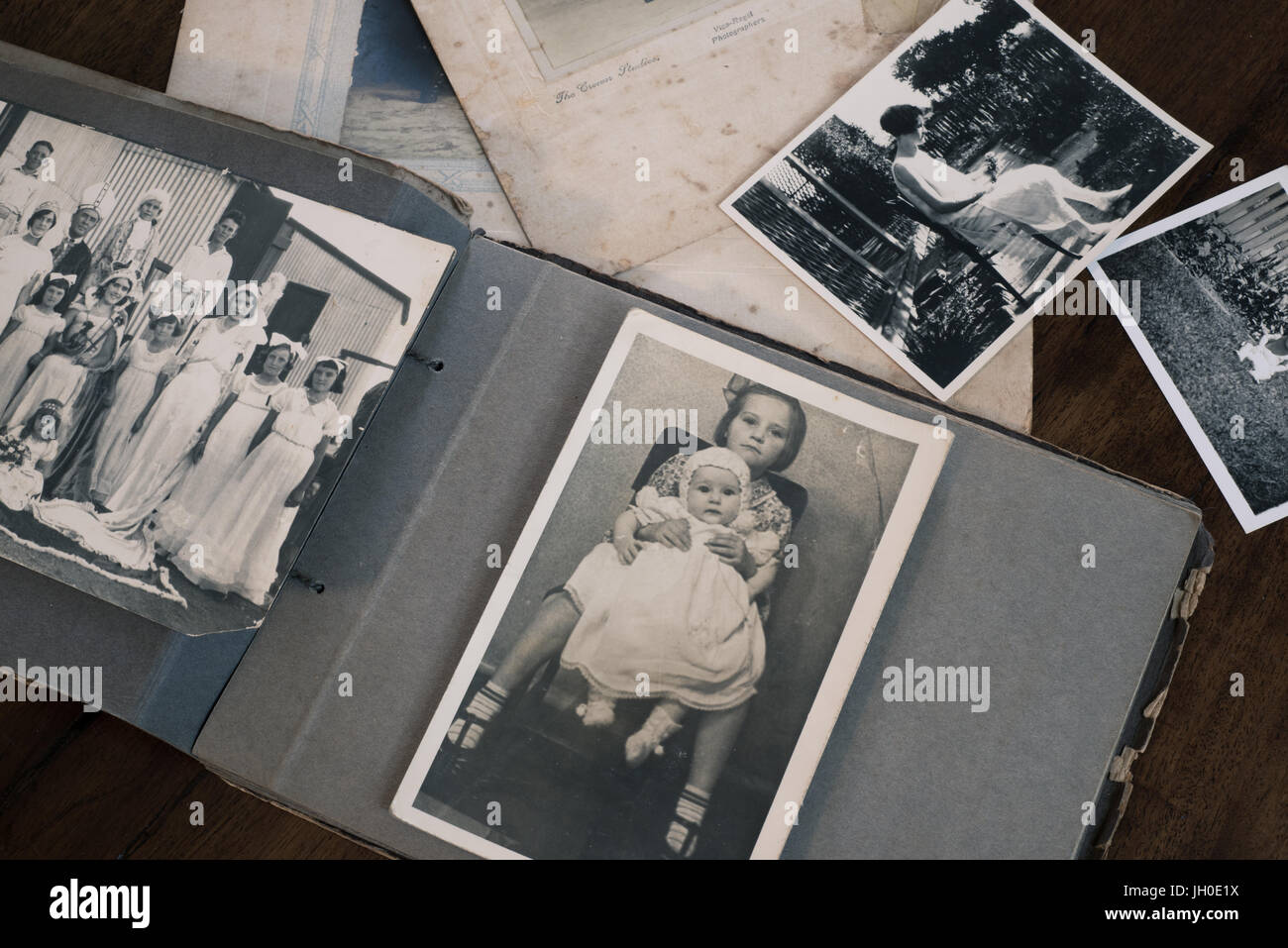 Vintage family photo album Banque de photographies et d'images à haute  résolution - Alamy