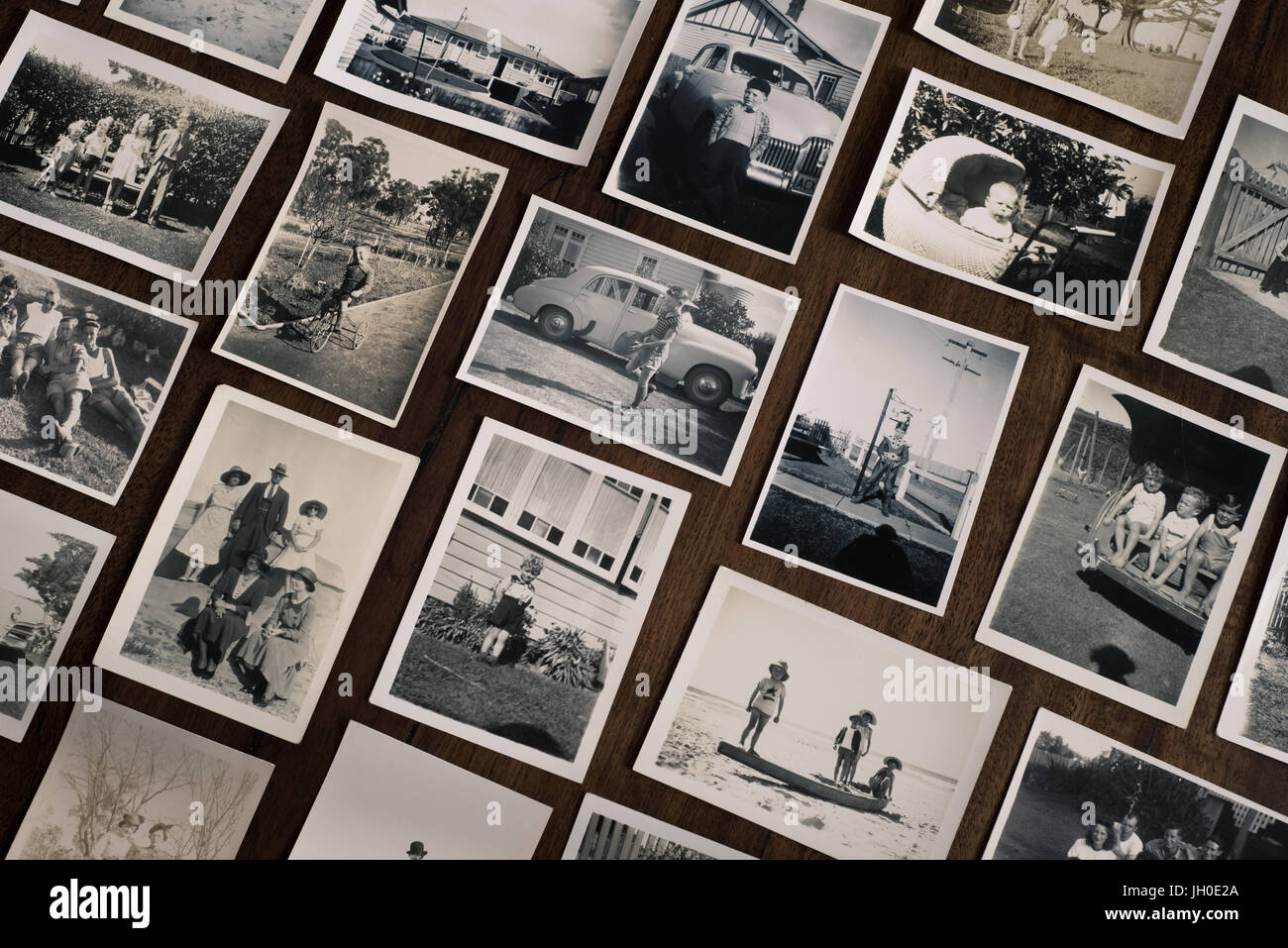 Vieilles photos de famille en noir et blanc de voitures anciennes, des poussettes, des tenues et des endroits en Australie. Banque D'Images