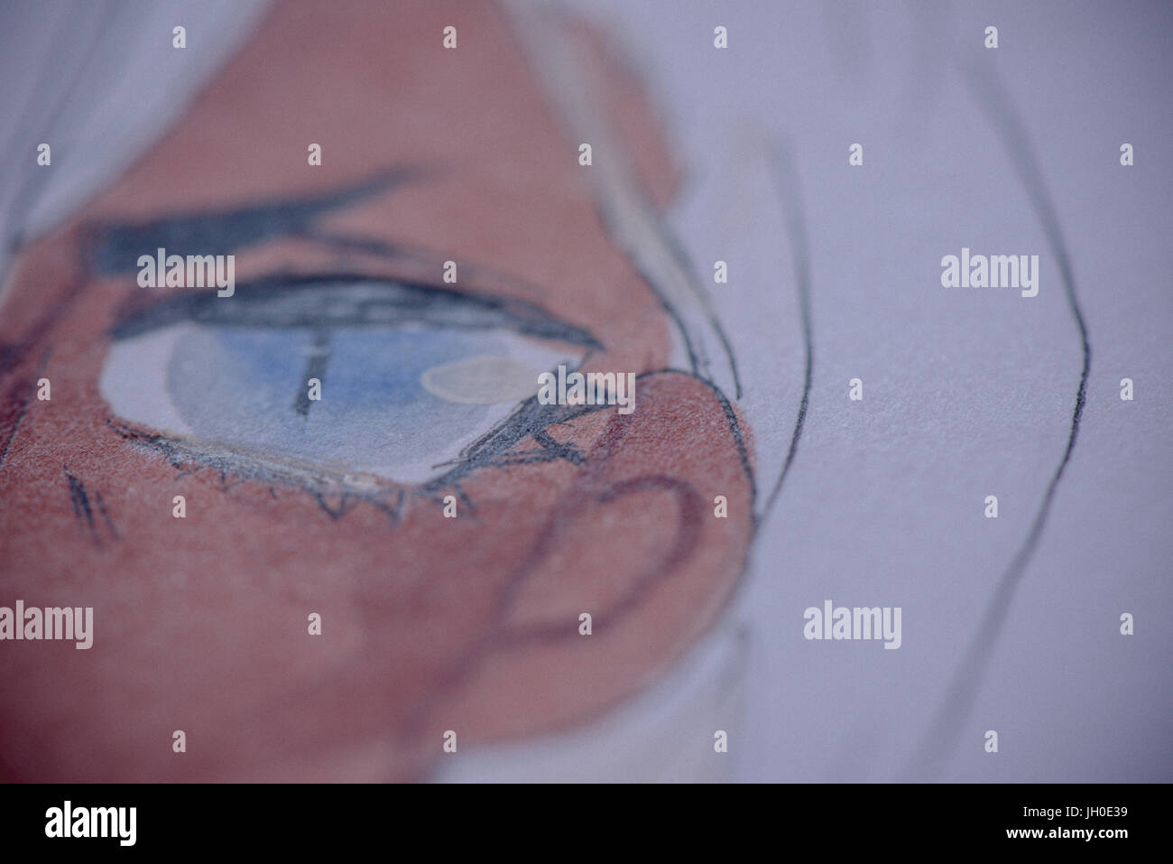 Close up of a hand drawn plumes image d'un personnage d'Anime Cartoon avec un grand oeil bleu Banque D'Images