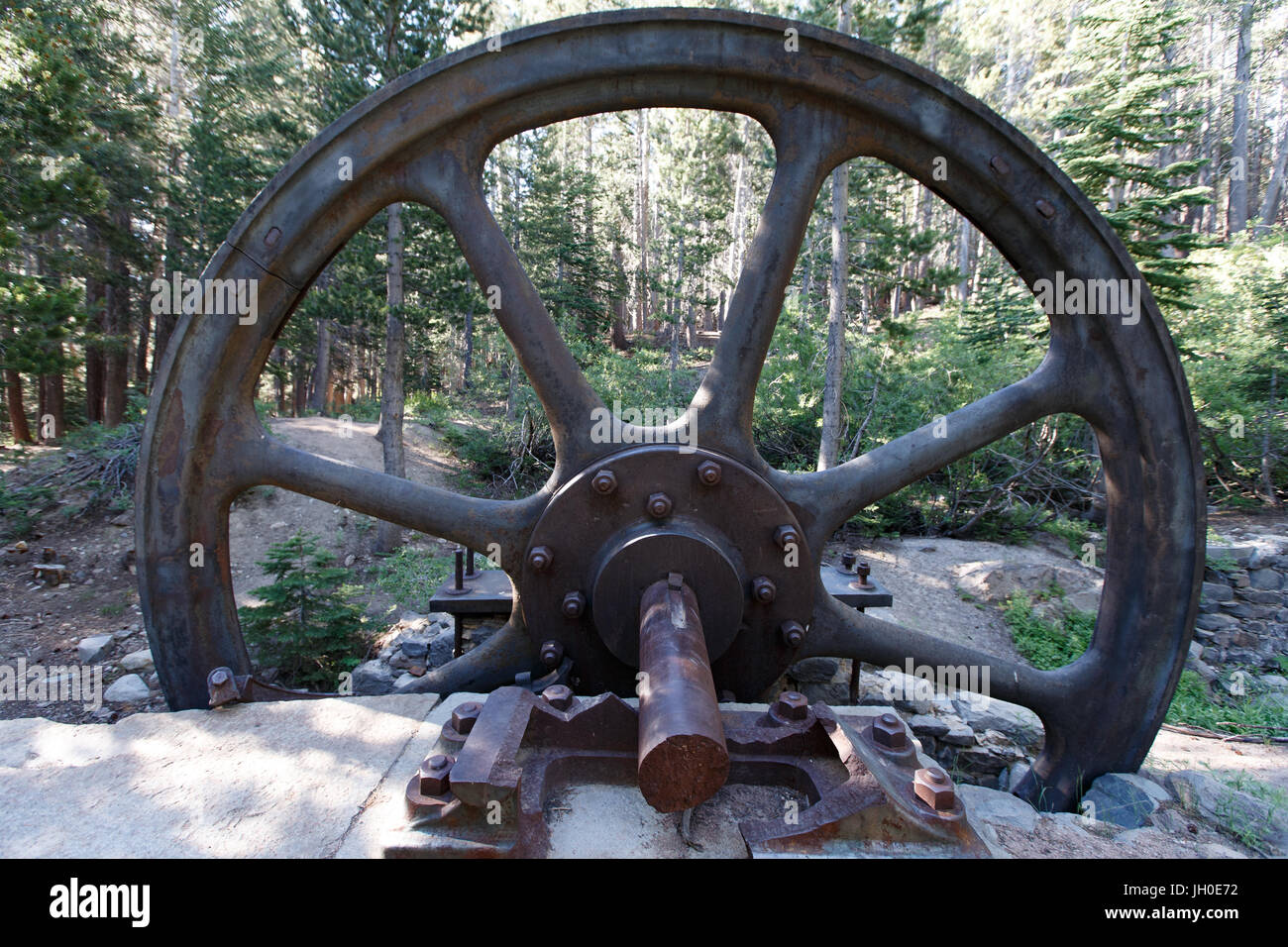 Vestiges de l'usine Stampmill Ville, érigée par l'usine de traitement de l'or des mineurs qui s'installe à Mammoth Lakes, CA dans les années 1870. Banque D'Images