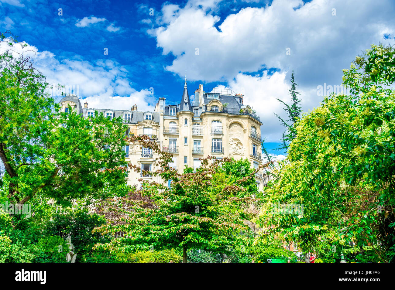 La place du Temple, lors d'une belle journée d'été, est entourée de superbes appartements parisiens Banque D'Images