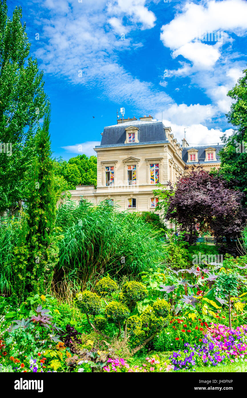 La place du Temple, lors d'une belle journée d'été, est entourée de superbes appartements parisiens Banque D'Images