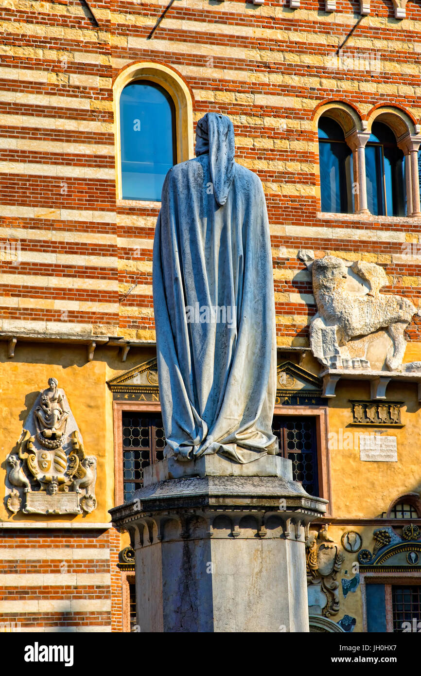 Statue de Dante dans La Piazza dei Signori, Vérone Banque D'Images