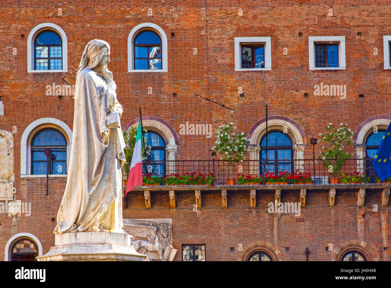 Statue de Dante dans La Piazza dei Signori, Vérone Banque D'Images