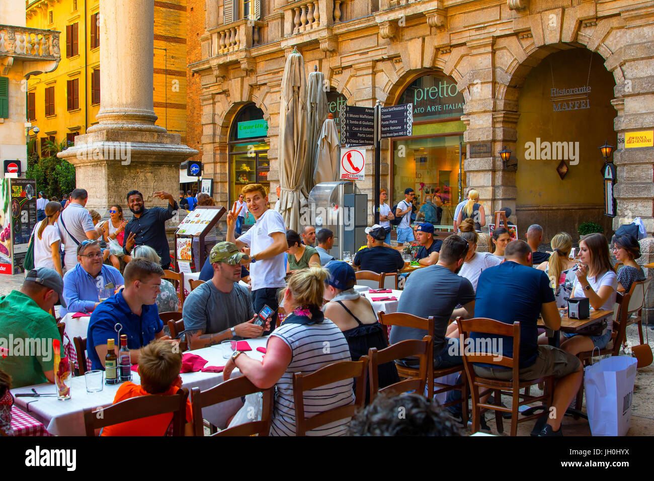 Café sur la Piazza delle Erbe de Vérone Banque D'Images